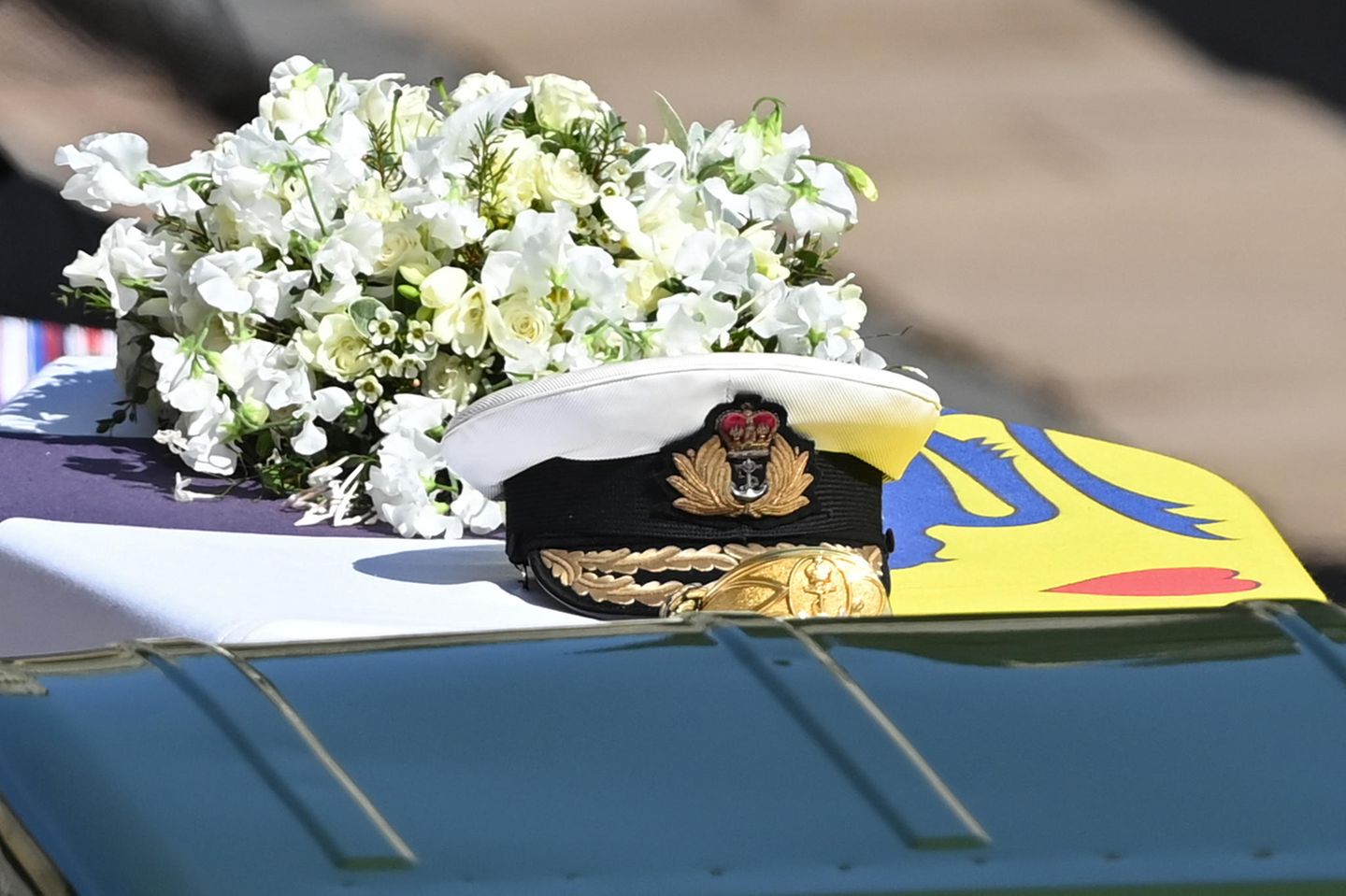 Auf dem Sarg liegt die Royal-Navy-Mütze des Herzogs.