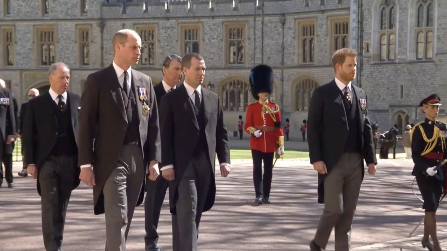 Video: Prince William + Prince Harry at funeral: 1st appearance after the Megxit