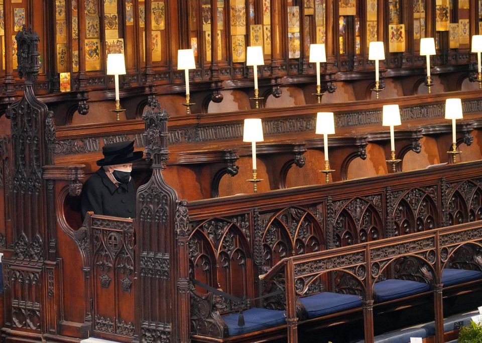 Queen Elizabeth: Die Queen hat in der Kapelle Platz genommen. Gleich werden sich weitere Familienmitglieder in ihre Sitzreihe gesellen – allerdings mit weitem Abstand. Queen Elizabeth sitzt in der St George’s Chapel alleine.