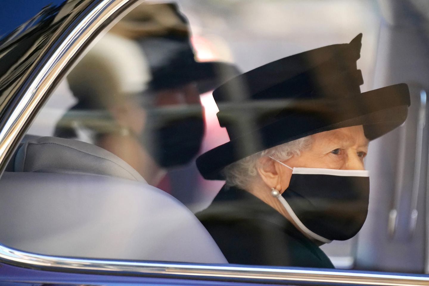 Die Queen folgt der Prozession in ihrem Bentley.