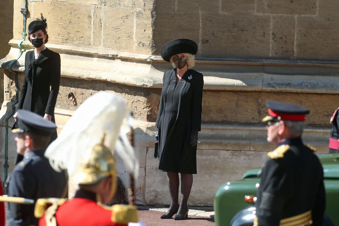 An der Kapelle stehen Herzogin Kate und Herzogin Camilla mit den anderen Mitgliedern der Royal Family bereit, als der Land Rover mit Philips Sarg vorüberfährt.