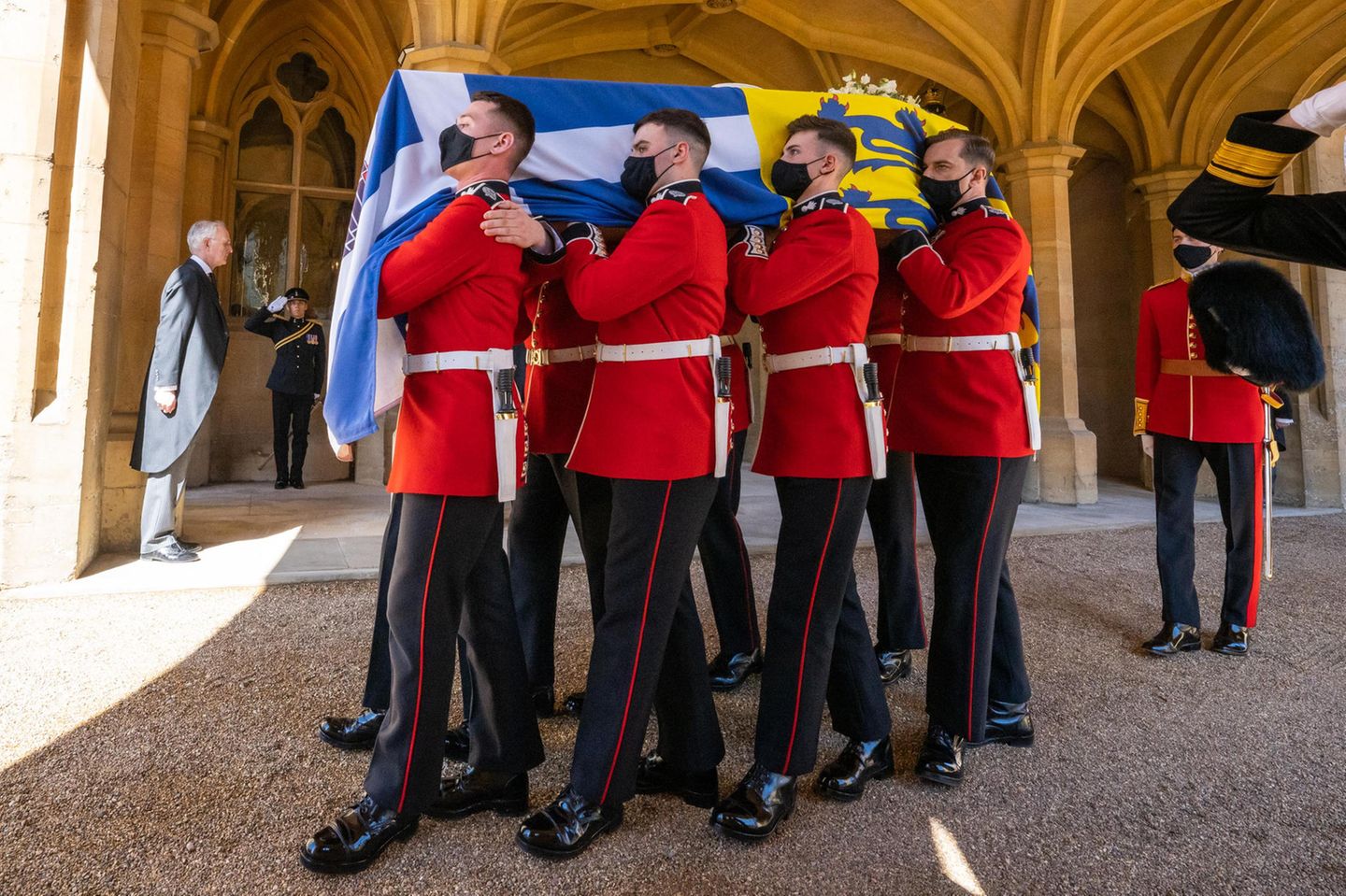 Die Trauerfeierlichkeiten haben begonnen. Der Sarg mit dem Leichnam von Prinz Philip wird von Mitglieder der Marine und anderen Regiment und Corps aus dem Schloss getragen.