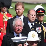 Prinz Charles, Prinz Edward und Prinz Harry wirken konzentriert, aber angespannt. Den eigenen Vater und Großvater zu verabschieden, gehört schließlich zu den schwierigsten und traurigsten Momenten des Lebens.
