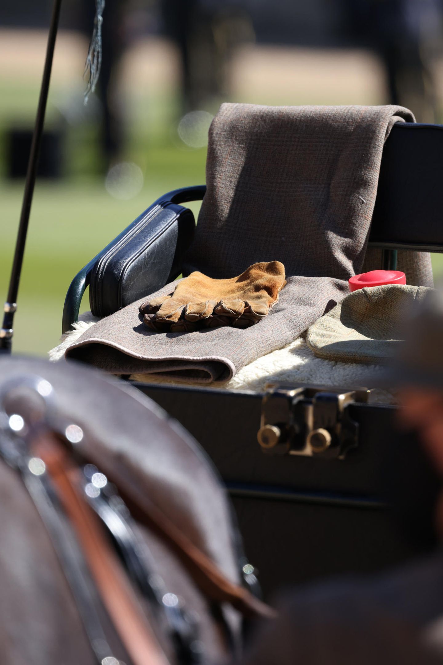 Ein schönes und so trauriges Detail: Die Handschuhe des Prinzgemahls, sowie seine Mütze, Decke und eine kleine Box mit Leckerlis für die Ponys liegen auf seinem Platz.