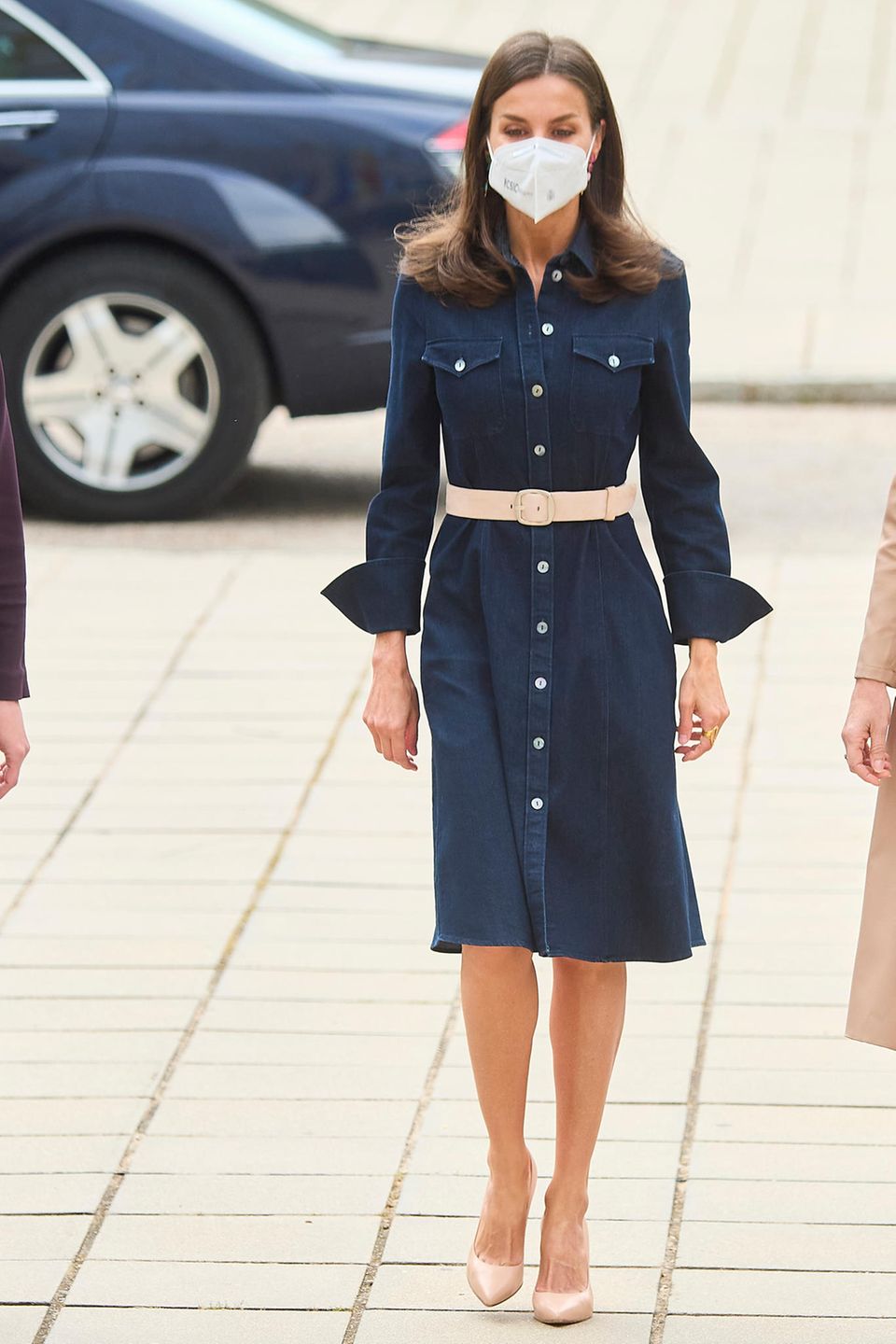 Bei einem offiziellen Termin in Madrid beweist Königin Letizia von Spanien mal wieder, dass sie ein Händchen für Mode hat. Mit dem dunkelblauen Jeanskleid mit Knopfleiste von Hugo Boss und einem beigefarbenen Taillengürtel wählt sie zwar einen schlichten, aber dennoch super stylischen Look. Dazu kombiniert sie passende Pumps in Beige. Es scheint, als würde dieses Kleid zu Letizias Lieblingsteilen gehören, denn sie trägt es nicht zum ersten Mal. Bei einem offiziellen Termin in Madrid beweist Königin Letizia von Spanien mal wieder, dass sie ein Händchen für Mode hat. Mit dem dunkelblauen Jeanskleid mit Knopfleiste von Hugo Boss und einem beigefarbenen Taillengürtel wählt sie zwar einen schlichten, aber dennoch super stylischen Look. Dazu kombiniert sie passende Pumps in Beige. Es scheint, als würde dieses Kleid zu Letizias Lieblingsteilen gehören, denn sie trägt es nicht zum ersten Mal.