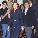 Bereits 2018 trug die Königin das Kleid von Hugo Boss bei einem Besuch der Internationalen Musikschule der Stiftung "Prinzessin von Asturien". Damals kombinierte sie es allerdings anders: mit passendem Jeans-Gürtel und Denim-Slingbacks.