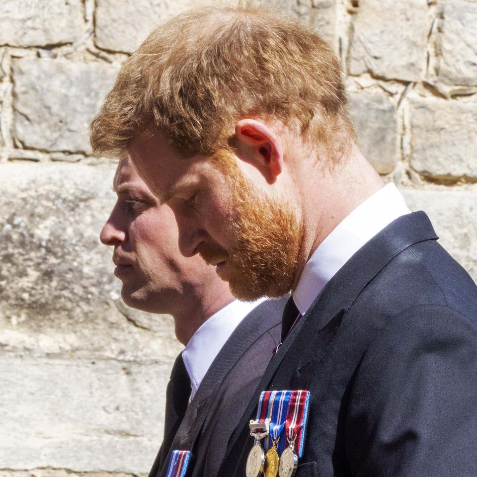 Prinz William und Prinz Harry bei der Trauerfeier am 17. April 2021.