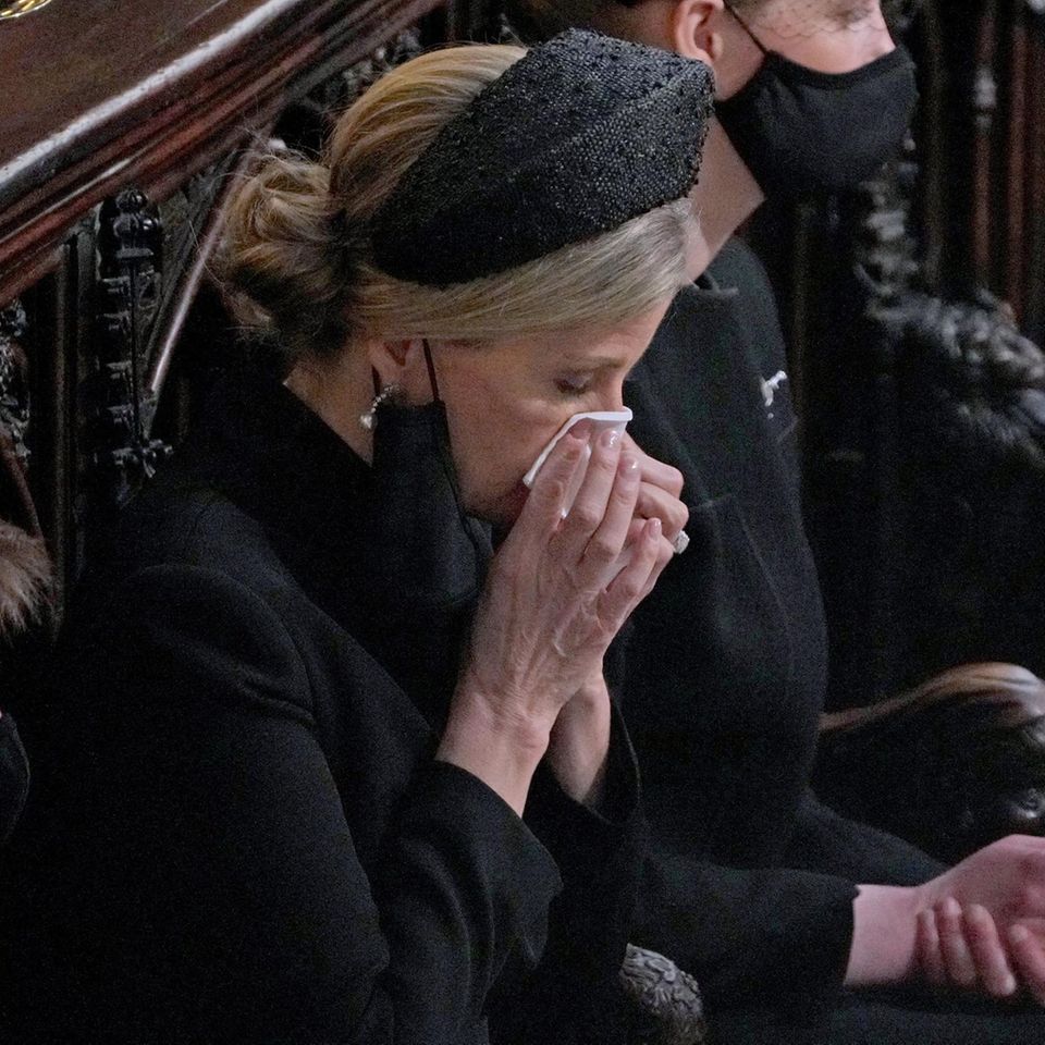 Gräfin Sophie weint um ihren toten Schwiegervater.