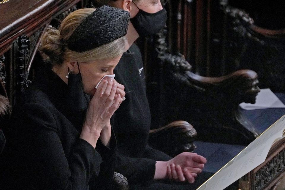 Gräfin Sophie weint um ihren toten Schwiegervater.