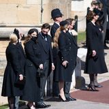 Die royalen Gäste, die nicht an der Prozession teilnehmen, warten vor dem Eingang der Kapelle in Windsor. 