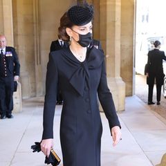 In einem schwarzen Mantel mit runden Knöpfen und Schleifendetail beweist Herzogin Catherine wieder einmal Stilgefühl. Sie setzt – wie so oft – auf ein Design von Catherine Walker. 