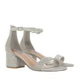 Sie bekommen nicht genug von Glitter und Bling Bling? Dann dürften diese Sandalen mit kleinem Blockabsatz ihr Brautherz sicher höherschlagen lassen. Super bequem, aber nicht minder elegant ist dieses Modell perfekt für alle, die mit ihrem Schuh ein echtes Highlight schaffen möchten. Von Steve Madden, um 100 Euro.