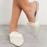 Wer es in Sachen Schuh bei seiner Hochzeit entspannt angehen möchte oder einfach nur ein Paar bequeme Wechselschuhe für die späten Partystunden im Gepäck wünscht, der ist mit diesen flachen Mules bestens bedient. Dank der weißen Satinoptik kommen sie dennoch elegant daher. Von Asos Design, um 20 Euro.