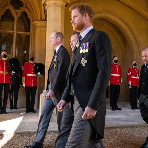 Prinz Harry neben Peter Philips und Prinz William bei der Trauerfeier für Prinz Philip (†99) am 17. April 2021