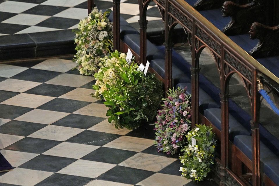 Royals: Gedenkkränze für Prinz Philip liegen in der St. George's Kappelle. Der zweite von vorne, mit violetten und fliederfarbenen Blumen, ist von Herzogin Meghan und Prinz Harry. Gedenkkränze für Prinz Philip liegen in der St. George's Kappelle. Der zweite von vorne, mit violetten und fliederfarbenen Blumen, ist von Herzogin Meghan und Prinz Harry.