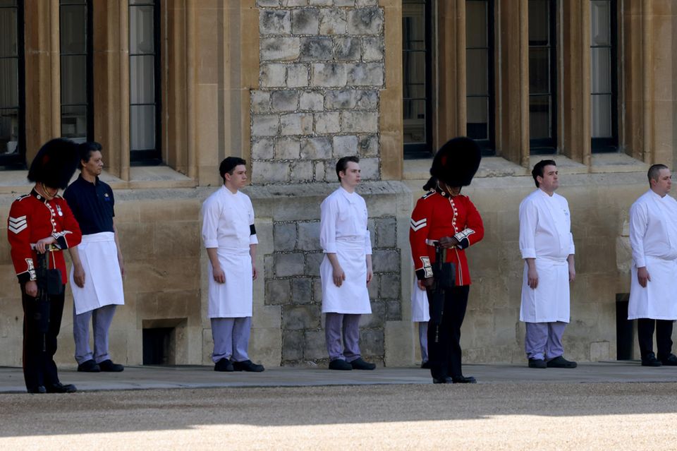 Royals: Mitarbeiter von Schloss Windsor stehen Spalier für Prinz Philip. Mitarbeiter von Schloss Windsor stehen Spalier für Prinz Philip.