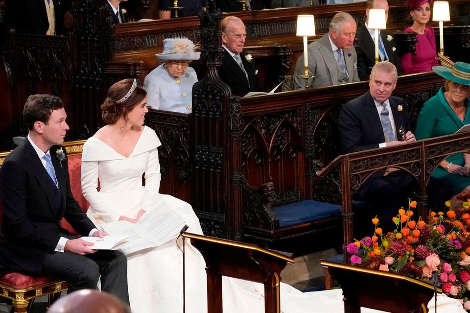 Royals: Die Queen und Prinz Philip Seite an Seite währen der Trauung von Prinzessin Eugenie. Die Queen und Prinz Philip Seite an Seite währen der Trauung von Prinzessin Eugenie.