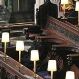 17. April 2021  Auch an ihrem traurigsten Tag beweist Queen Elizabeth große Stärke. Aufgrund der Coronamaßnahmen findet die Beisetzung ihres geliebten Ehemannes Prinz Philip unter besonderen Bedingungen und im kleinsten Kreise statt. Aber auch wenn die Königin während der Zeremonie in der St George's Chapel alleine sitzen muss, ist in diesem schweren Moment die ganze Welt im Herzen bei ihr.