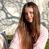 Prinzessin Isabella feiert ihren 14. Geburtstag und das dänische Königshaus veröffentlicht neue Porträts der ältesten Tochter des Kronprinzenpaars. In einer rosa-weiß-gestreiften Bluse sitzt der Teenager in der Sonne im Garten von Schloss Fredensborg. 