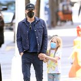 20. April 2021  Schauspieler Ryan Reynolds unternimmt einen Stadtbummel mit Töchterchen Inez, die mit ihren süßen Zöpfen wie eine Miniversion ihrer Mama Blake Lively aussieht. Das Paar hat mittlerweile drei gemeinsame Töchter, aber heute hat die Kleine ihren Papa mal ganz für sich alleine!