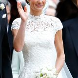 Genau wie ihre Schwester Kate sieht auch Pippa Middelton an ihrem Hochzeitstag frisch und glowy aus. Sie setzt auf eine ordentliche Portion Rouge und ein dezentes, braunes Augen-Make-up und einzelne Fake Lashes.