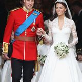 Herzogin Catherine setzt an ihrem Hochzeitstag auf einen besonderen Look: Sie trägt grauen und silbernen Lidschatten und Kajal, der ihre Augen optisch umrahmt. Das frische Rouge sorgt dabei für ein Strahlen in ihrem Gesicht.