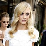 An ihrem Hochzeitstag setzt Poppy Delevigne auf ein eher starkes Make-up: Smokey Eyes mit Schimmerakzenten im inneren Augenwinkel und stark ausgearbeitete Konturen geben ihrem Look die nötige Power.