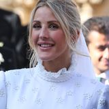 Nicht nur beim Kleid, sondern auch beim Make-up setzt Sängerin Ellie Goulding auf einen dezenten Look. Hier steht vor allem die Natürlichkeit im Fokus, die durch das roséfarbene Blush und das softe Augen-Make-up perfekt hervorgehoben wird.