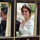 Auch Prinzessin Eugenie sieht genauso bezaubernd aus wie die anderen Royals. Auf den Augen trägt sie lediglich etwas schimmernden Lidschatten in Silber, der ihre grünen Augen perfekt zur Geltung bringt. Ihr Teint ist frisch und rosig.