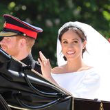 Ein dezentes, braunes Augen-Make-up und ein zartes Rouge sind die perfekte Mischung für einen Brautlook. Genau diesen trägt auch Meghan Markle an ihrer Hochzeit mit Prinz Harry. Besonders schön: Ihre Sommersprossen kommen dank der leichten Grundierung noch immer zum Vorschein.
