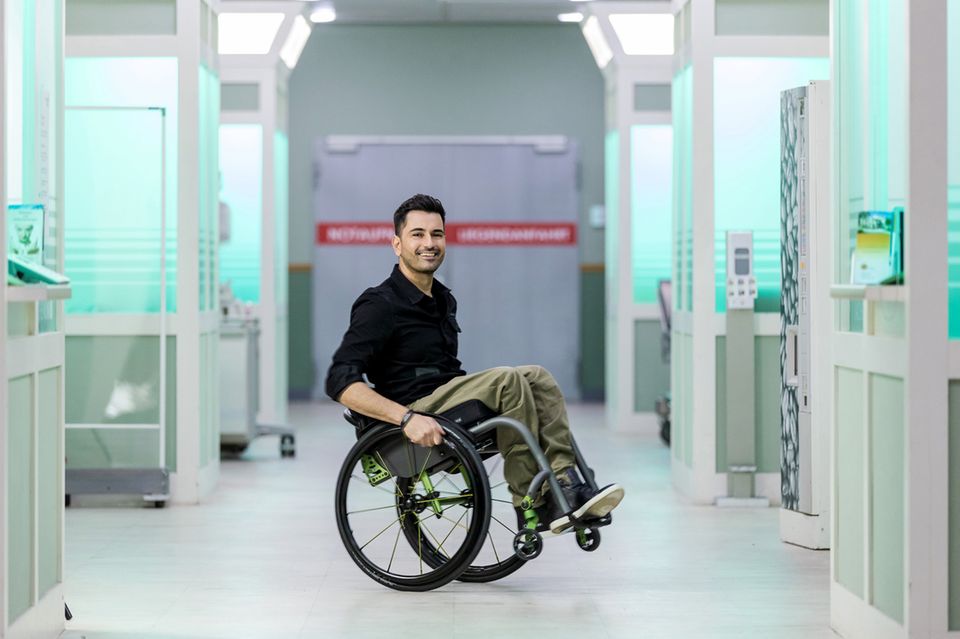 Mental Health Matters: Tan Caglar wird ab August 2021 als Serien-Arzt Dr. Ilay Demir in der ARD-Serie “In aller Freundschaft” zu sehen sein. Das besondere an der Rolle: "Ich weiß sehr gut, wie es ist, auf Hilfe angewiesen zu sein. Umso schöner, dass sich für mich als TV-Arzt mal die Seiten umkehren und ich anderen Menschen Hilfe geben kann", so Tan. Tan Caglar wird ab August 2021 als Serien-Arzt Dr. Ilay Demir in der ARD-Serie “In aller Freundschaft” zu sehen sein. Das besondere an der Rolle: "Ich weiß sehr gut, wie es ist, auf Hilfe angewiesen zu sein. Umso schöner, dass sich für mich als TV-Arzt mal die Seiten umkehren und ich anderen Menschen Hilfe geben kann", so Tan.