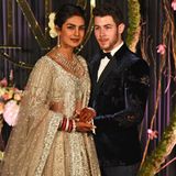 Traditionell und besonders: Priyanka Chopra trägt an ihrer Hochzeit mit Nick Jonas ein eher starkes Make-up. Der bräunliche Lippenstift und Bronzer ergänzen sich hervorragend, der Eyeliner auf den Augen macht das Ganze etwas dramatischer.