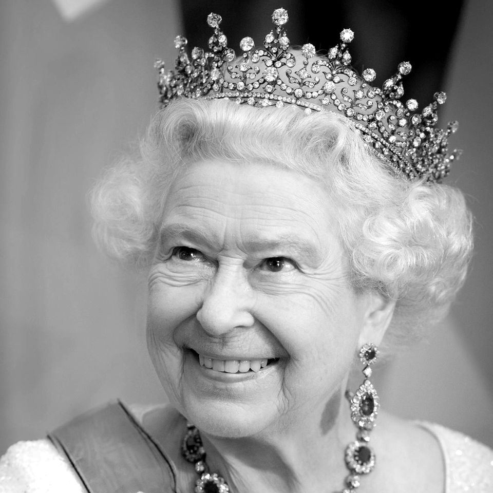 Queen Elizabeth (†)