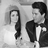 Was für eine Braut: Priscilla Presley beeindruckt 1967 auf ihrer Hochzeit mit einem besonderen und schon fast kunstvollen Augen-Make-up. Sie trägt extravagante Cat Eyes mit Winged Eyeliner und Fake Lashes. Ihre markanten Augenbrauen umrahmen ihr Gesicht optisch.