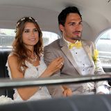 An ihrem Hochzeitstag hat sich Cathy Hummels für einen klassischen Look entschieden. Eine unaufdringliche Lippenstift in einem neutralen Ton sowie ein softes Augen-Make-up mit Lidstrich und stark getuschten Wimpern verleihen ihr Ausdruck. Ein Fokus liegt auf ihrem zarten Kopfschmuck in Silber-, Rosé- und Weißtönen sowie dem Perlenschmuck.