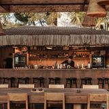 Entspannung, Sonne und Drinks zum Niederknien: In der Oku Bar im gleichnamigen Hotel auf Ibiza bleiben keine Wünsche offen. 