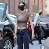 Allerdings gibt es immer häufiger Kommentare, dass Emily Ratajkowski auf Fotos ihren Bauch einziehen würde, um schlanker zu wirken. Hier kommt nun der Gegenbeweis: Auf diesem aktuellen Bild ist deutlich zu sehen, dass das Model schon wieder in Topform ist. Lediglich von der Seite scheint der Bauch noch etwas gewölbt. Allerdings gibt es auch Gerüchte, dass sich Emily nach der Schwangerschaft einer Körperstraffung mittels HCG, einem Hormon, das bereits auf natürliche Weise nach der Schwangerschaft ausgeschüttet wird und dafür sorgt, dass der Körper wieder in seinen ursprünglichen Zustand zurückfindet, unterzogen haben soll.