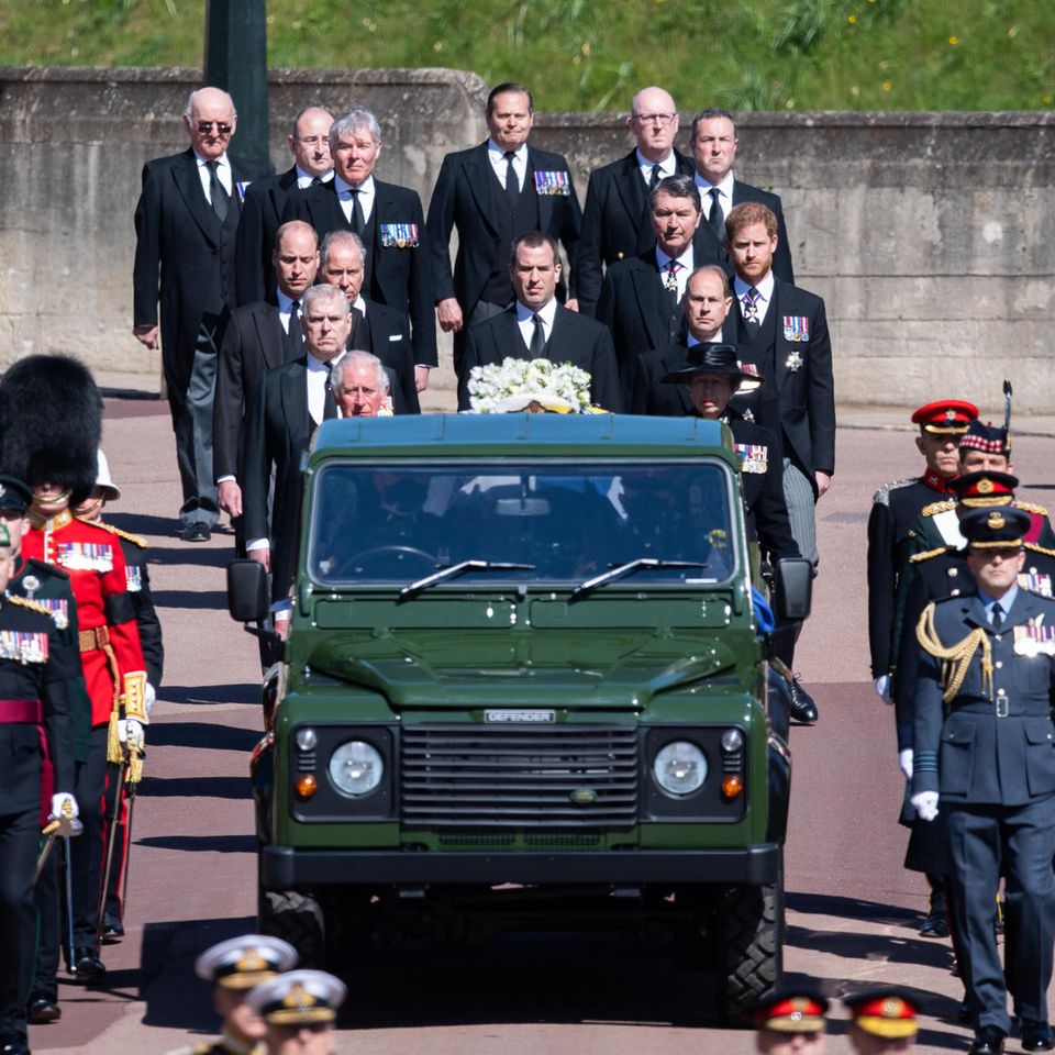 Mitglieder der britischen Königsfamilie folgen dem Sarg von Prinz Philip. Auch Prinz Andrew (links hinter dem Wagen und Prinz Charles, in zweiter Reihe) läuft mit. 