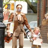Ganz schön windig ist es in New York, als Irina Shayk mit Töchterchen Lea auf Shoppingtour ist. Der Kleinen gefällt das gar nicht, dafür gefällt uns umso mehr der Look der beiden, Irina im lässigen Anzug, Lea im Goldkleidchen und Burberry-Jacke, in hellen Brauntönen perfekt aufeinander abgestimmt. 