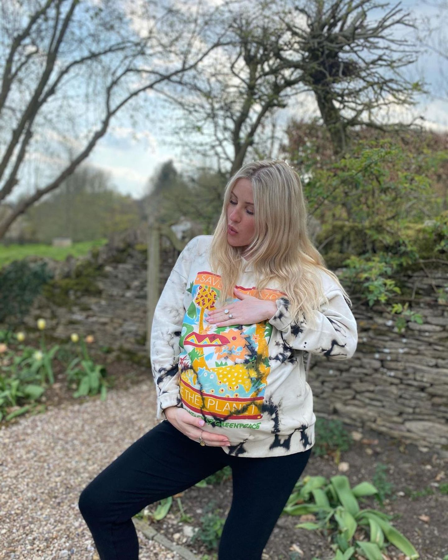 Ellie Goulding erwartet mit Ehemann Caspar Jopling ihr erstes Kind. Zum "World Earth Day" setzt sie ihre groß gewordene Babykugel im Garten in Szene. In den ersten Monaten der Schwangerschaft hatte die Sängerin diese geheim gehalten – jetzt dürfen ihr Glück alle teilen! 