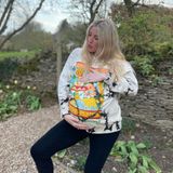 Ellie Goulding erwartet mit Ehemann Caspar Jopling ihr erstes Kind. Zum "World Earth Day" setzt sie ihre groß gewordene Babykugel im Garten in Szene. In den ersten Monaten der Schwangerschaft hatte die Sängerin diese geheim gehalten – jetzt dürfen ihr Glück alle teilen! 