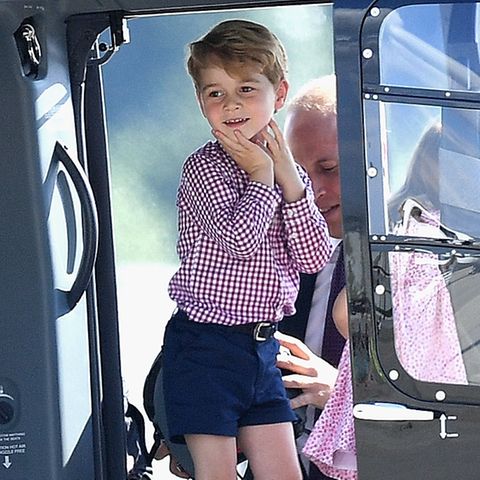 Prinz George, im Hintergrund sein Vater Prinz William