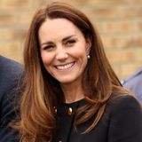 Die zarten Ohrstecker mit je einer Perle und einem Diamanten stammen aus der persönlichen Schmucksammlung der Königin. Sie selbst hat sie 1977 bei ihrem silbernen Thronjubiläum erstmalig getragen. Kate wiederum durfte sich die Ohrstecker in den vergangene Jahren immer wieder ausborgen. 