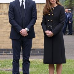 Prinz William und Herzogin Kate besuchen die "Air Cadets" in London. Zu diesem Anlass sowie als Zeichen ihrer anhaltenden Trauer um den kürzlich verstorbenen Prinz Philip tragen die Royals dunkle Farben. Und auch in Sachen Schmuck hält es die Herzogin an diesem Tag schlicht, wenngleich ihre Ohrringe eine rührende Hommage an ihre Schwieger-Großmutter, die Queen, sind, die an diesem Tag ihren 95. Geburtstag feiert.