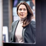 Treu bleibt sich Mary hingegen in Sachen Frisur und Make-up. Ihr braunes Haar trägt die Frau von Prinz Frederik gestuft und mittellang. Schwarzer Mascara, ein dunkler Kajalstrich am oberen Lid und ein sanfter Rotton auf den Lippen komplettieren den Look zur offiziellen Eröffnung des Forschungstages 2021 im Naturcenter Amager in Kastrup. 