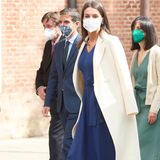 Am Welttag des Buches wirft sich Königin Letizia wieder einmal in Schale. Sie trägt ein dunkelblaues Kleid von Massimo Dutti, dazu High Heels von Magrit und einen Mantel ihres Lieblingsdesigners Felipe Varela. Mit diesem Look beweist Letizia wieder einmal, ein Kleid muss keine Unsummen kosten, um elegant und wertig auszusehen. 