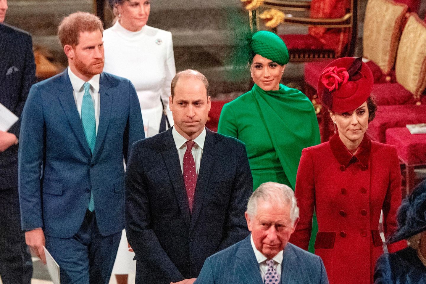 Prinz Harry, Prinz William, Prinz Charles, Herzogin Meghan und Herzogin Catherine