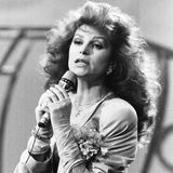 23. April 2021: Milva (81 Jahre)  Trauer um die italienische Sängerin: Milva, deren unverkennbares Markenzeichen ihr feuerrotes Haar war, ist in Mailand gestorben. Zu ihren bekanntesten Liedern gehört der Schlagerklassiker "Hurra, wir leben noch". Traurige Ironie, aber nun unvergesslich.