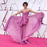 Wow, was für ein Auftritt von Halle Berry bei den Oscars 2021. Sie trägt eine schulterfreie Robe von Dolce & Gabbana in frühlingshaften Pinktönen.