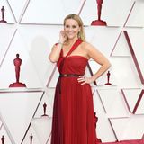 In edlem Rot (Christian Dior) und Bulgari-Schmuck zeigt sich Reese Witherspoon auf dem Red Carpet der Oscars 2021.